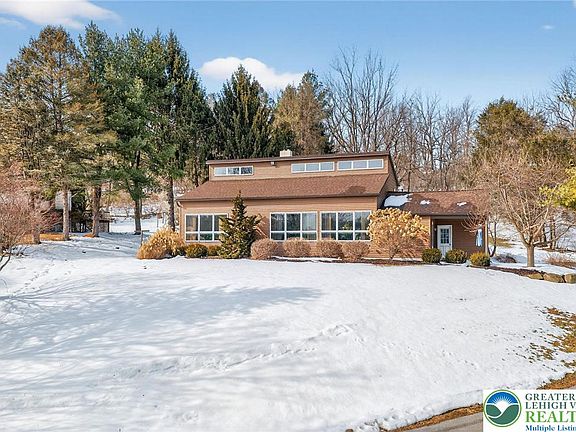 3rd image of 4793 Main Rd W