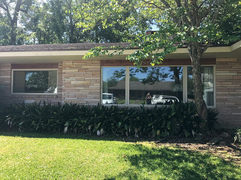 1st image of 901 Garden Ln