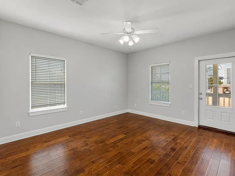 223 W Clarence St — Photo 11