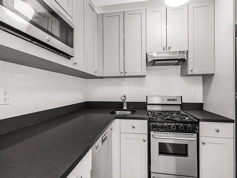 307 E 44th St #1507 — Photo 2
