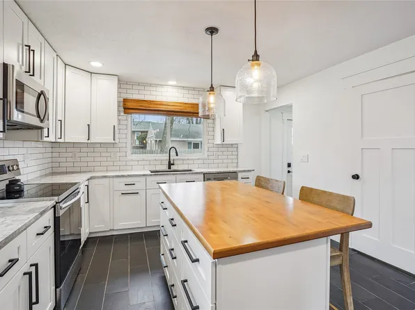 1007 E Franklin Ave, Indianola, IA 50125