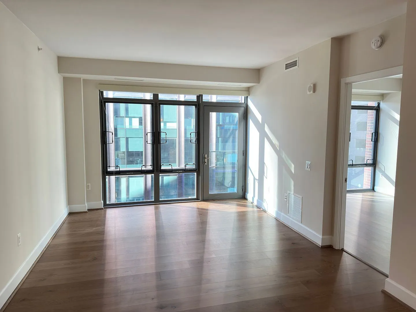 Stunning 2 bed (Primary bedroom + den w/closet), 2 bath condo located in the heart of downtown Be... — Photo 4