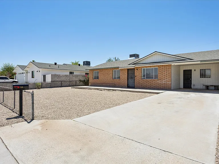 735 E South Mountain Ave — Photo 3