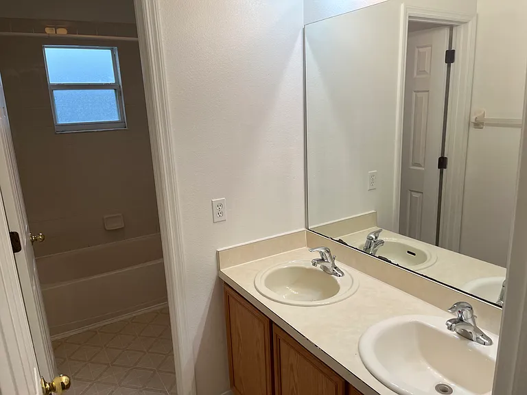 540 Brighton Ct — Photo 11