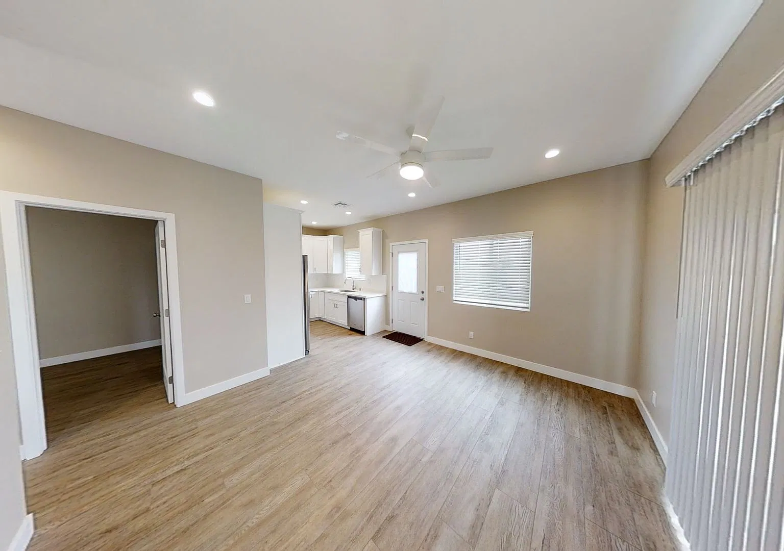 4BD/2BA, Private Yard!! — Photo 4