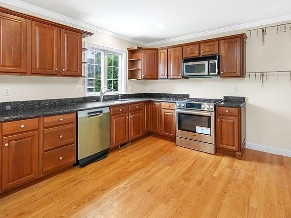 4th image of 35 Hiawatha Ave
