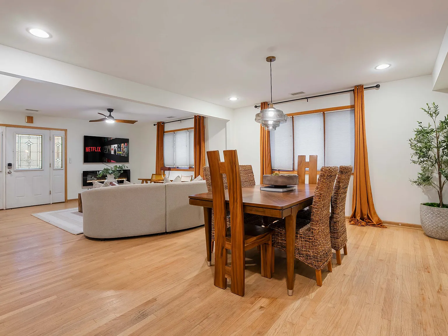 4 bed, 3400 sqft, $8,100 — Photo 2