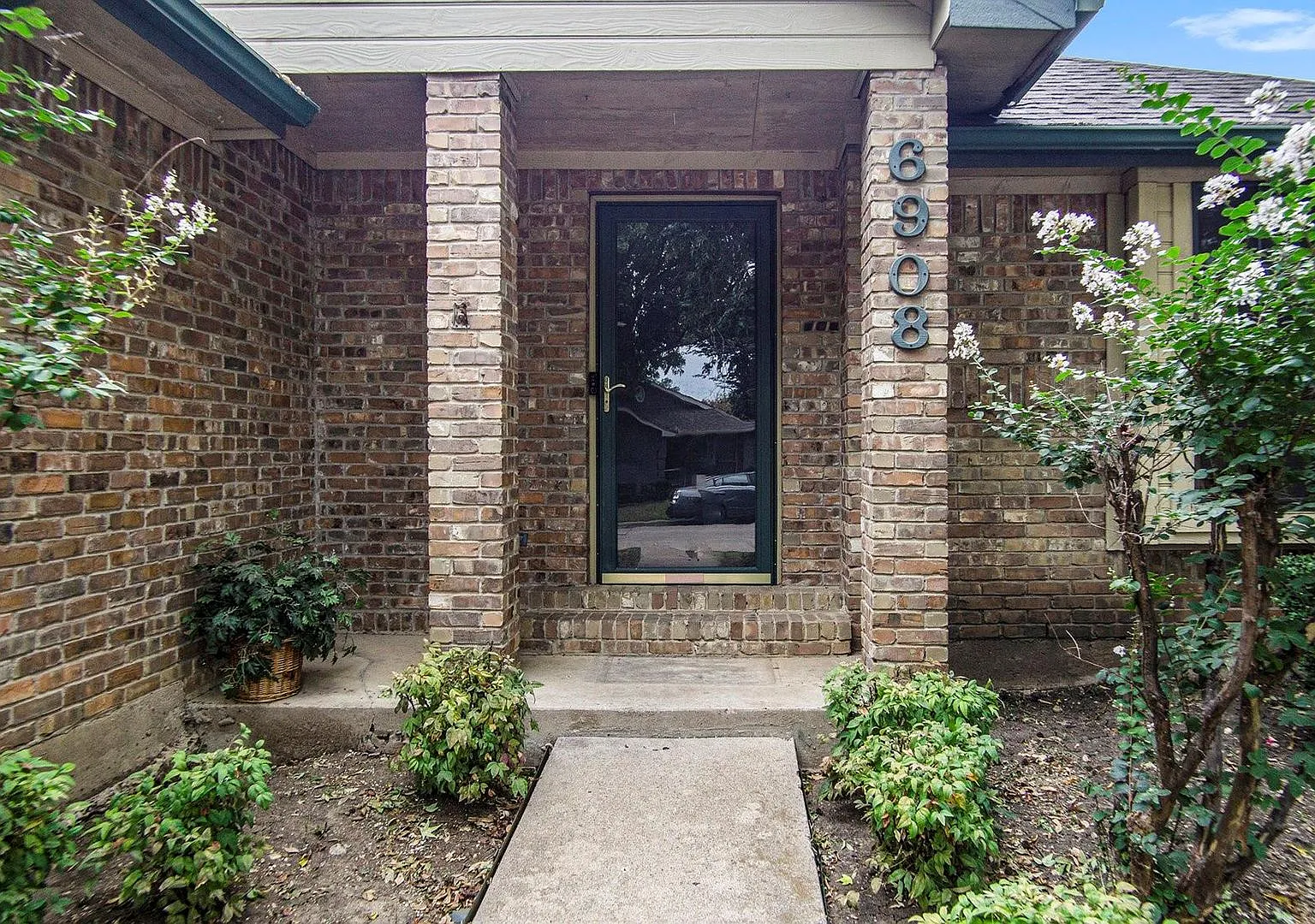 Beautifully Crafted 3-2-2 in Fort Worth! — Photo 4