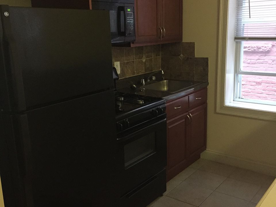 2nd image of 812 22nd St
