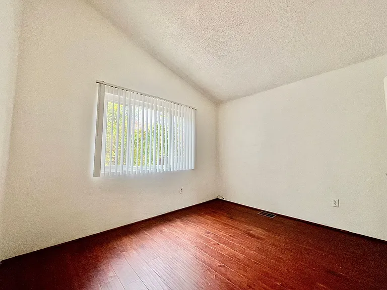 318-320 Hillside Ct — Photo 8