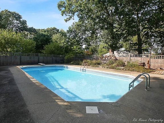 4th image of 49 Longfellow Dr