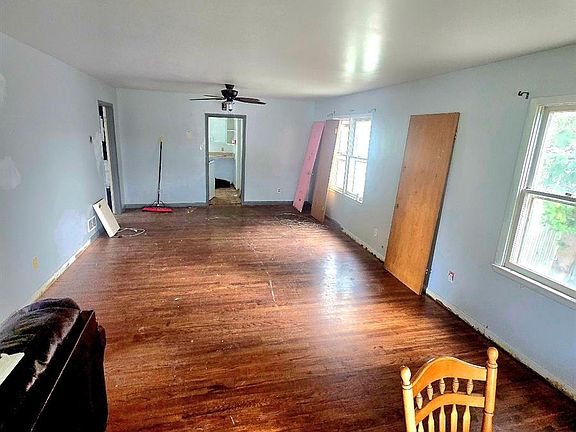 3rd image of 422 Chestnut Street