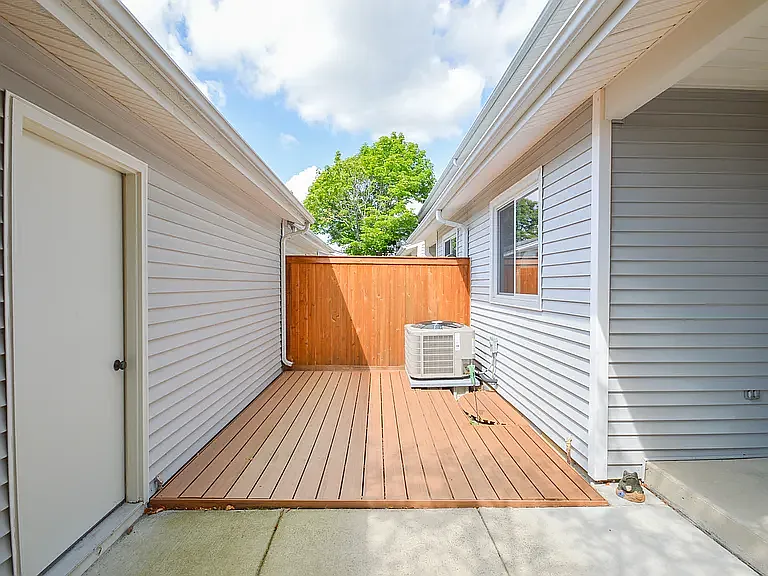 Building Photo - 423 Hazelwood Ter #423