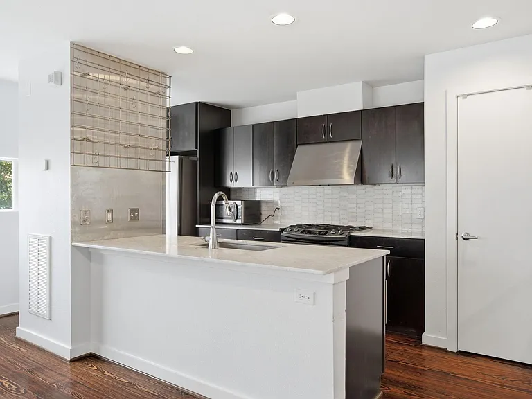 2934 Commerce St — Photo 12