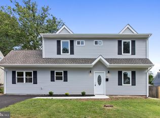 6 Honeysuckle Ln, Levittown, PA