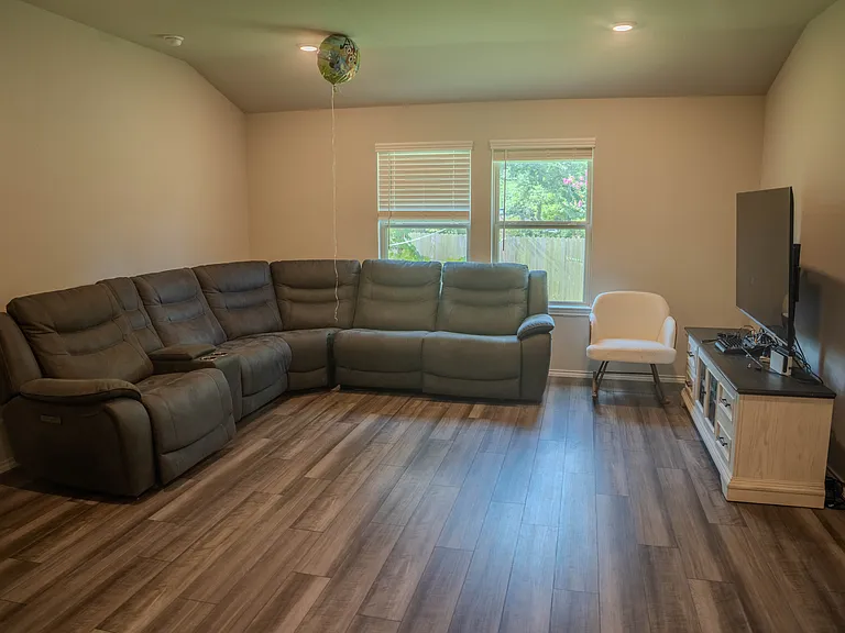 332 Pecos Dr — Photo 4