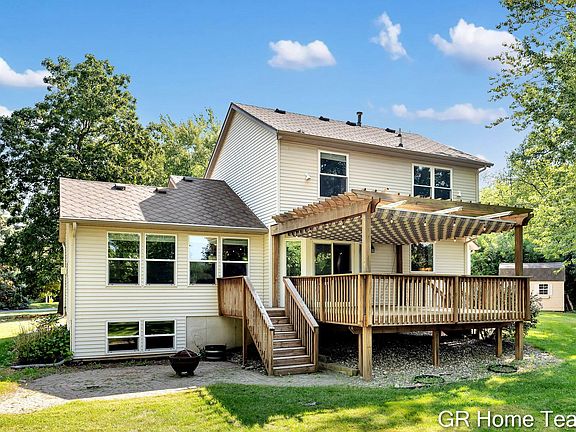 3rd image of 2100 Highlander Dr SE