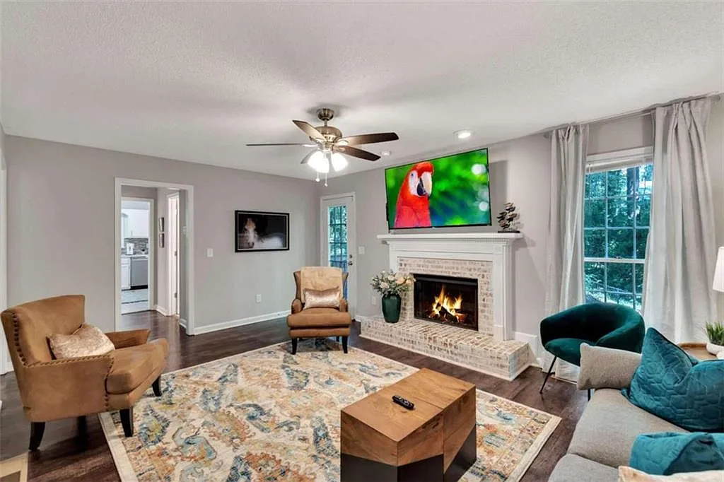 4 bed, 2.5 bath, $5,500 — Photo 1