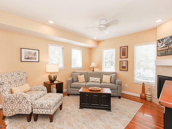 3rd image of 909 College Ave