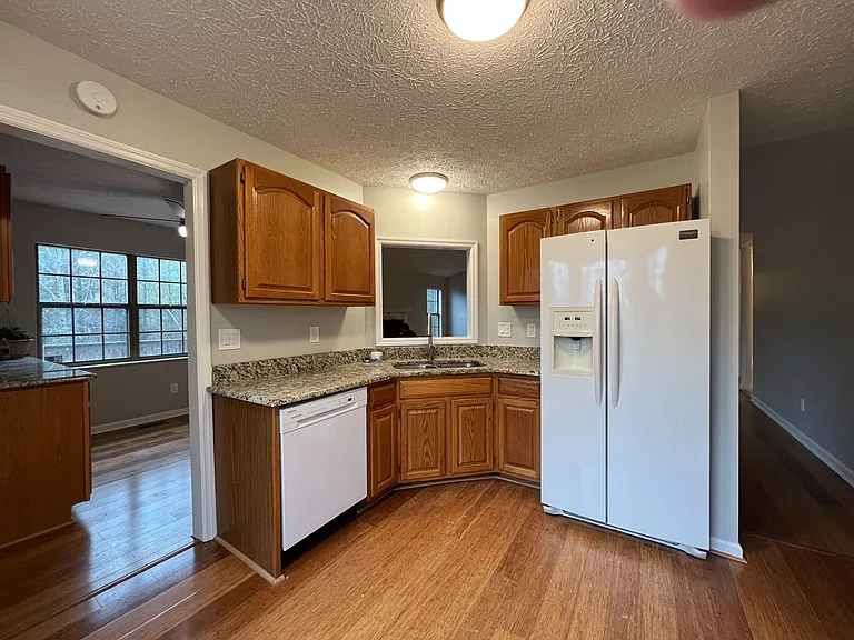 670 Emerald Ave — Photo 4