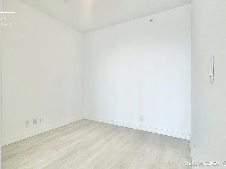 75 James St S #2815 — Photo 9