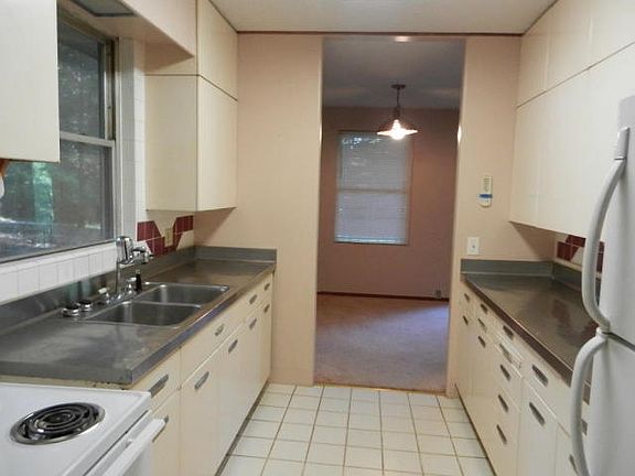 3rd image of 204 Merriwater Way
