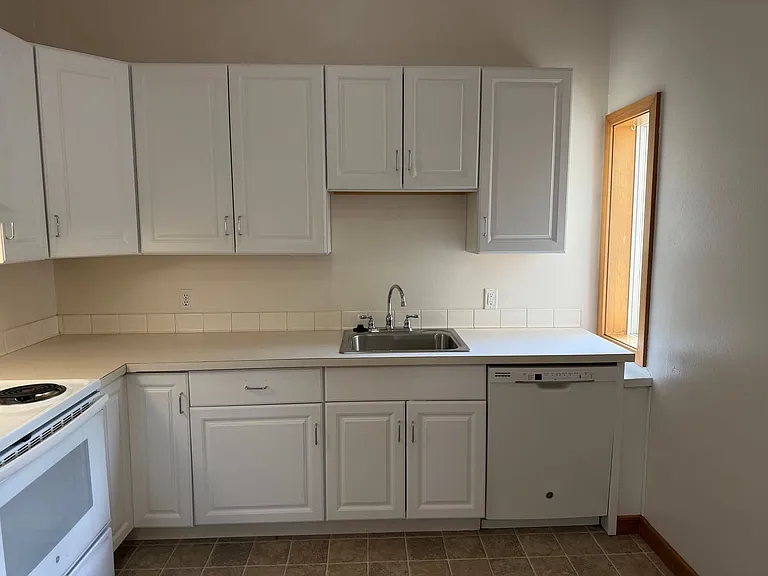 1877 Garden Ave. — Photo 10