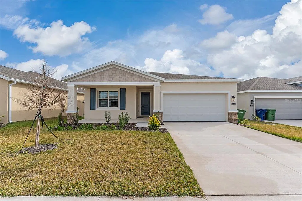 3 bed, 2.0 bath, 2093 sqft, $2,400 — Photo 1