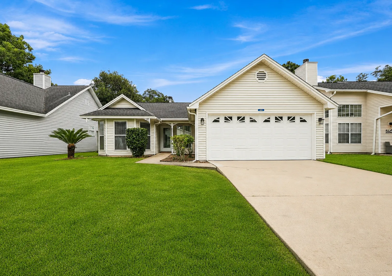 Charming 3 Bedroom in Blue Pine Village! — Photo 1
