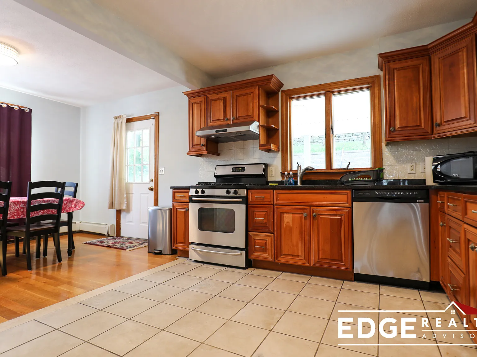 5 bed, 2000 sqft, $4,900 — Photo 2