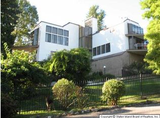 62 Signal Hill Rd, Staten Island, NY 10301