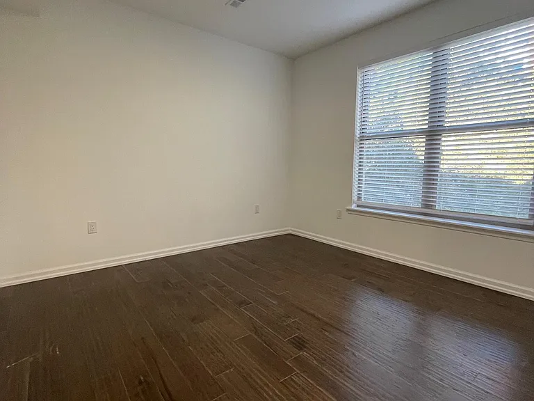 641 Green Ln #6 — Photo 7