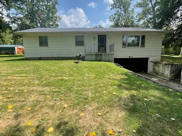 811 E Thompson St, Taylorville, IL 62568