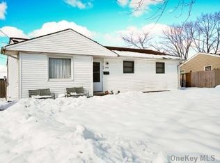 2902 Falcon Ave, Medford, NY 11763