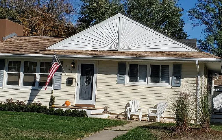 209 Trenton Ct — Photo 1