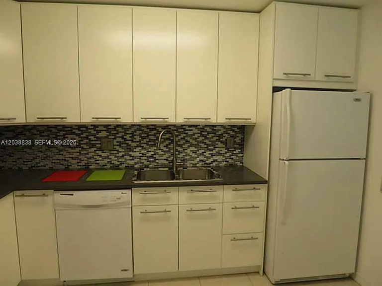 205 Lakeview Dr #202 — Photo 4