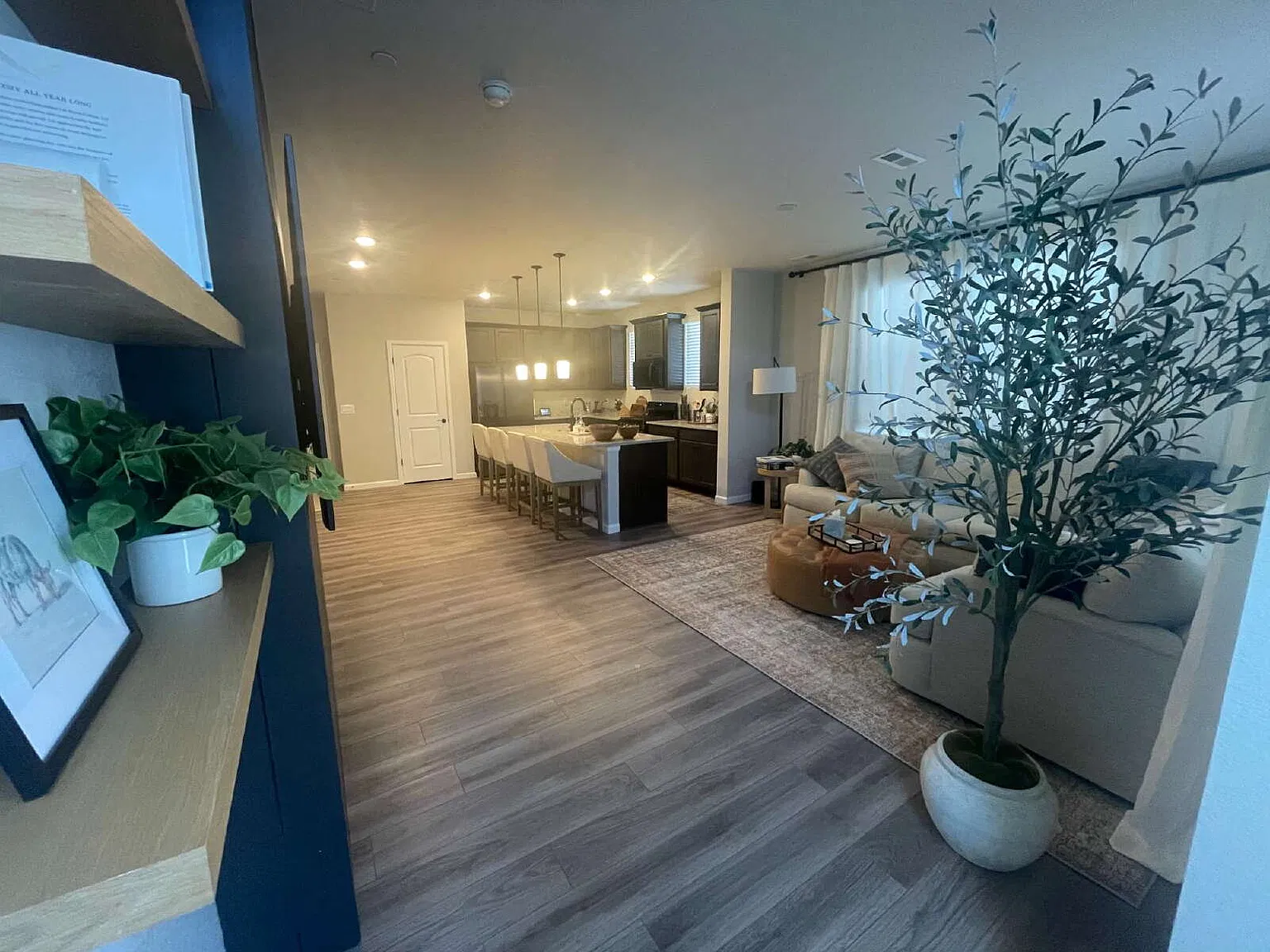 3 bed, 2.5 bath, 1693 sqft, $2,475 — Photo 2
