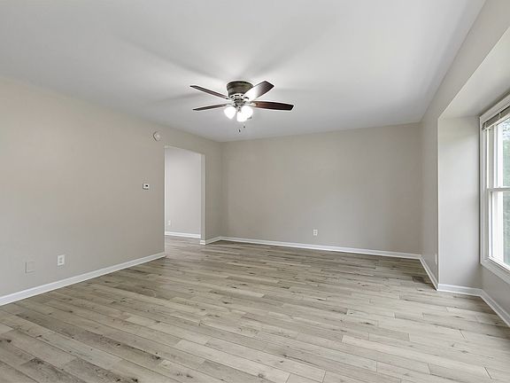 5th image of 203 N Sycamore Ln