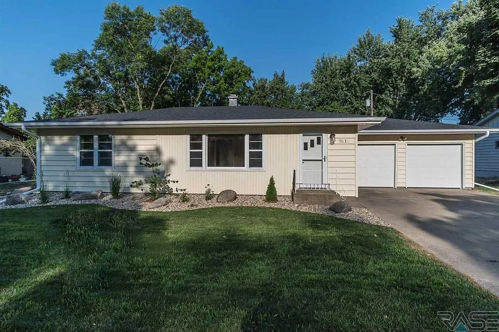 Newly remodeled home in McKennan Park area! Modern kitchen and baths! Subway tile! — Photo 1
