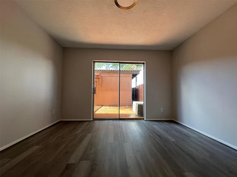 7012 Jetty Ln — Photo 11