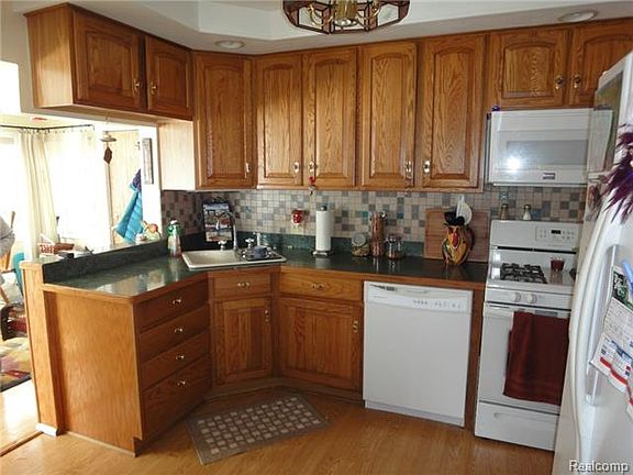 2nd image of 54 Bedell St
