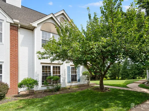 49 Colleen Ct, Kendall Park, NJ 08824