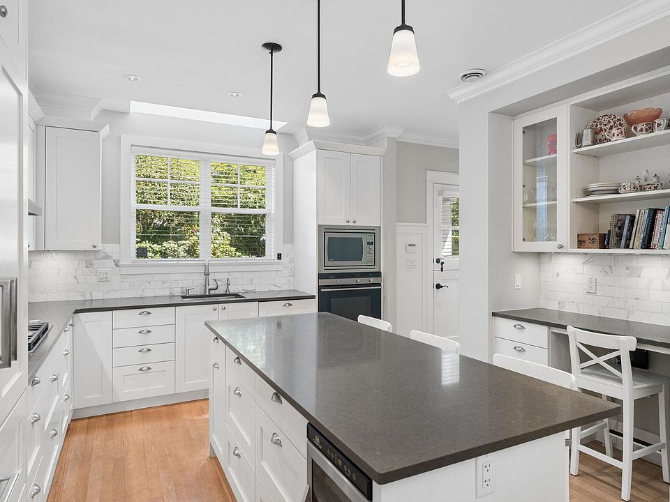 1st image of 2071 Esquimalt Ave