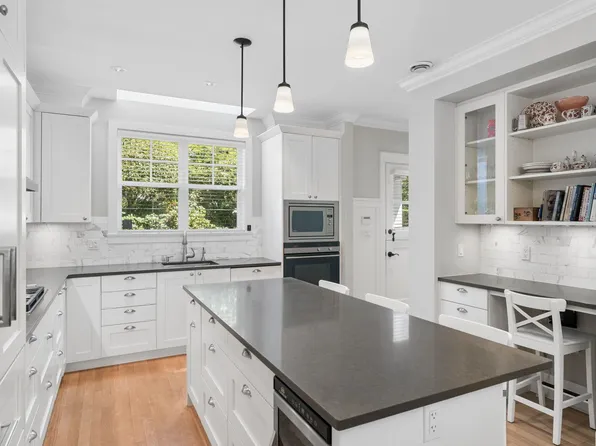 2071 Esquimalt Ave, West Vancouver, BC V7V 1S3