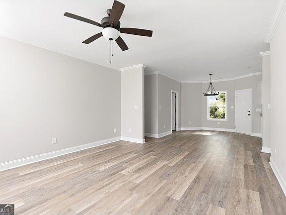 4th image of 260 Katherine Dr