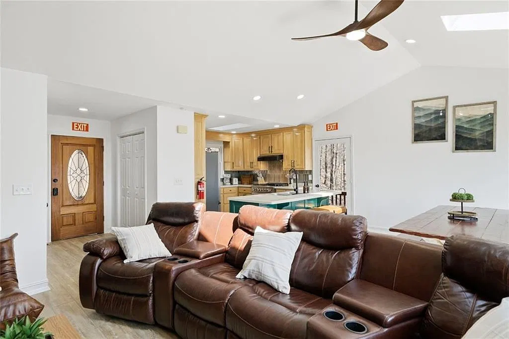 4 bed, 3.0 bath, 2346 sqft, $3,000 — Photo 4