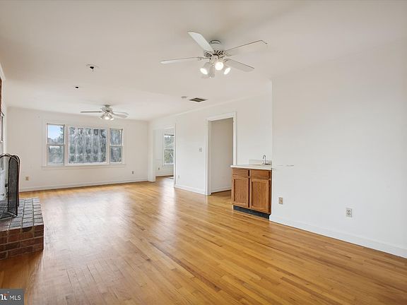 4th image of 900 N Madison St