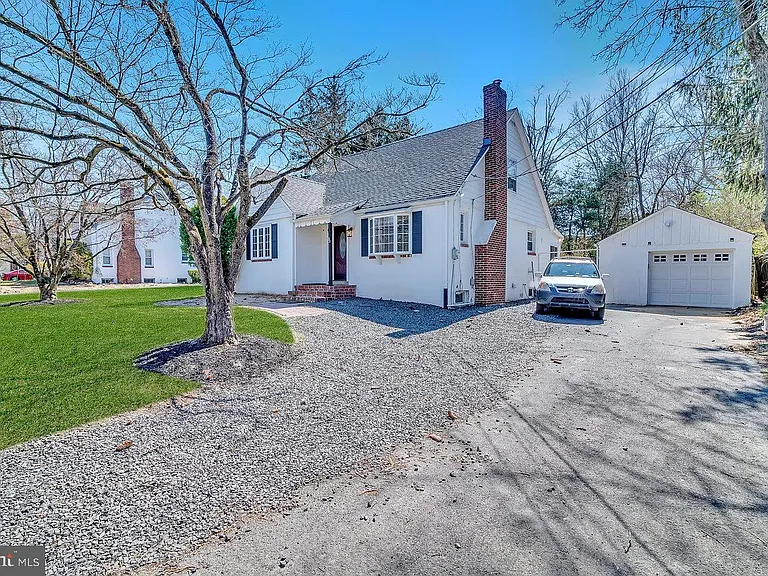 32 Cranbury Rd — Photo 2