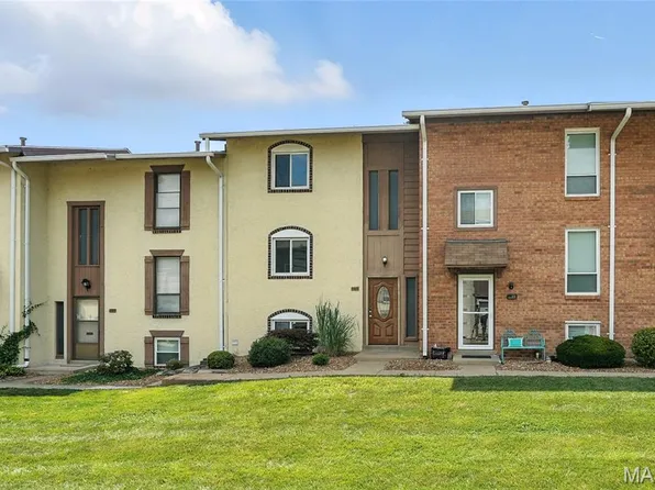 174 Carmel Woods Dr, Ballwin, MO 63021