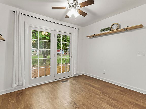 4th image of 301 Edgewater Dr